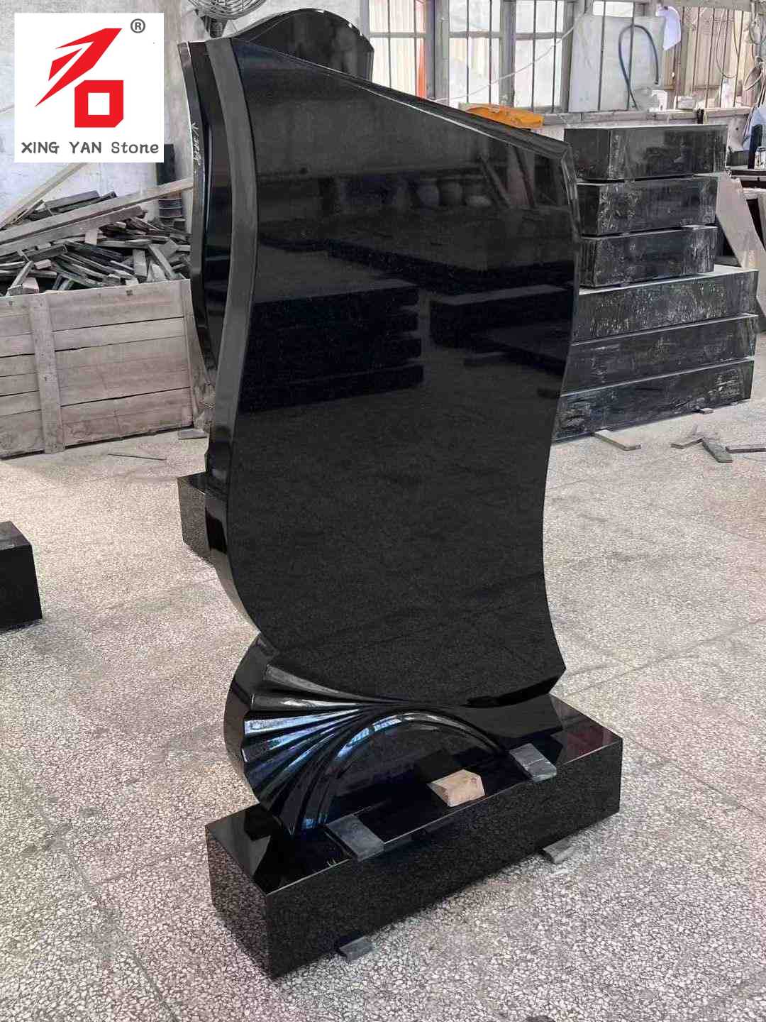 Qara formalı bədii türbə daşı