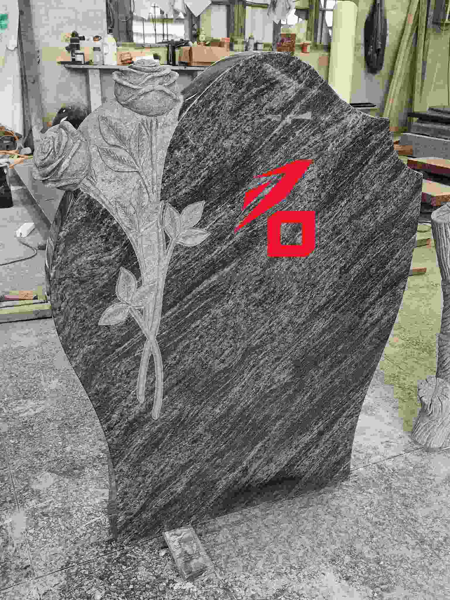 Ürək şəkilli Gül Memorial Tomb daşı